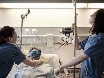 Lohfert-Preis 2019: Foto von zwei Pflegerinnen, die einen Patienten im Klinikbett versorgen
